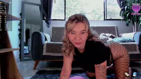 Snapshot of melodypetitex chatting on February 20, 7:08 pm sophia online show from February 20, 7:08 pm