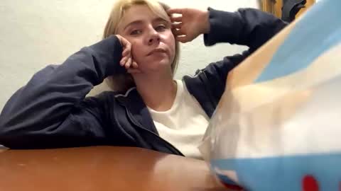 Snapshot of melodypetitex chatting on October 23, 2:38 pm sophia online show from October 23, 2:38 pm