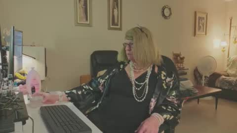 Snapshot of melodyredux_62 chatting on November 8, 2:50 pm Melody online show from November 8, 2:50 pm