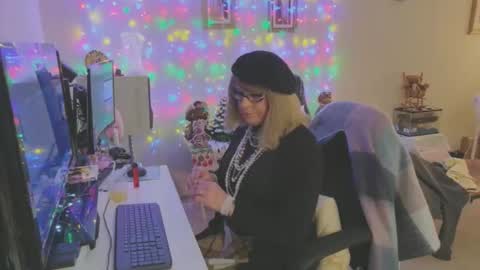 Snapshot of melodyredux_62 chatting on December 21, 11:56 pm Melody online show from December 21, 11:56 pm