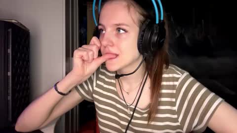 Hi Im Aria 18 years old online show from November 6, 1:45 pm