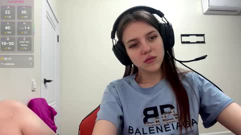 Hi Im Aria 18 years old online show from February 3, 1:27 pm
