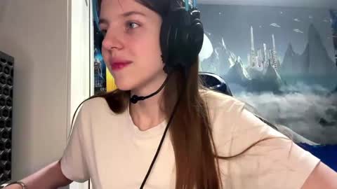 Hi Im Aria 18 years old online show from April 19, 1:54 pm