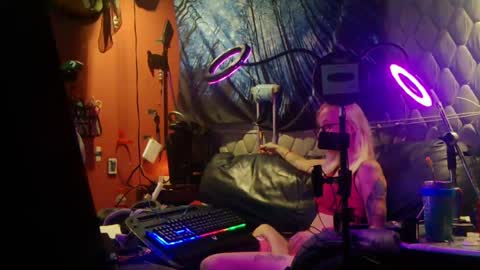 Snapshot of melonz42 chatting on May 31, 6:10 am MageLilly Hardluv online show from May 31, 6:10 am