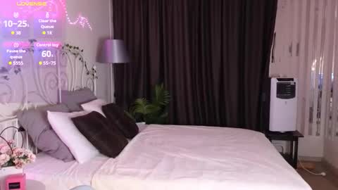 Snapshot of meow_mellie chatting on September 24, 2:04 am meow_mellie online show from September 24, 2:04 am