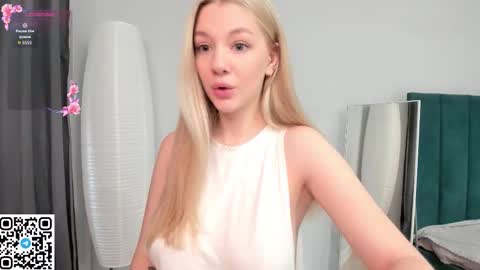 Snapshot of meowmonica chatting on October 13, 8:36 am Monica online show from October 13, 8:36 am