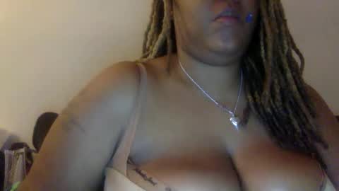 Snapshot of mercedesbuxxx chatting on December 1, 5:12 am mercedesbuxxx online show from December 1, 5:12 am