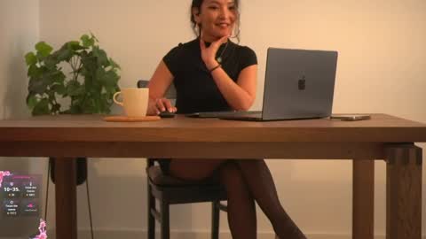 Snapshot of mercedesss_8 chatting on April 3, 10:57 am Next show on 03 Dec online show from April 3, 10:57 am
