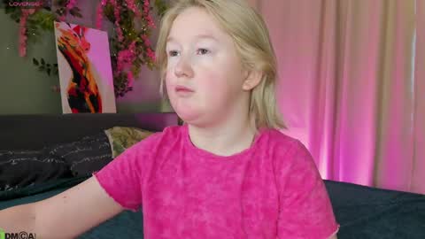 Snapshot of mia_ferd chatting on March 24, 3:00 am Mia online show from March 24, 3:00 am