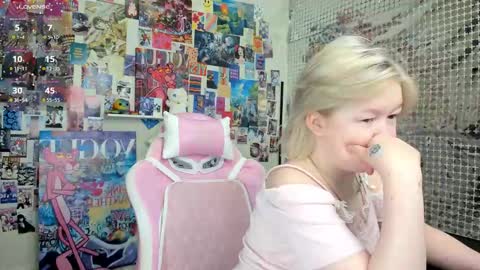 Snapshot of mia_ferd chatting on March 27, 3:23 am Mia online show from March 27, 3:23 am