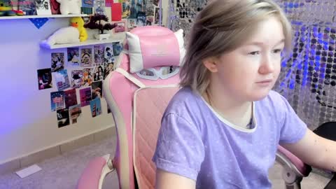 Snapshot of mia_ferd chatting on April 3, 3:04 am Mia online show from April 3, 3:04 am