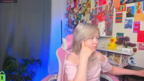 Snapshot of mia_ferd chatting on April 19, 2:22 am Mia online show from April 19, 2:22 am