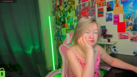 Snapshot of mia_ferd chatting on April 22, 2:36 am Mia online show from April 22, 2:36 am