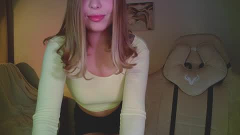 Snapshot of mia_fleur_ chatting on April 2, 10:18 pm Mia online show from April 2, 10:18 pm