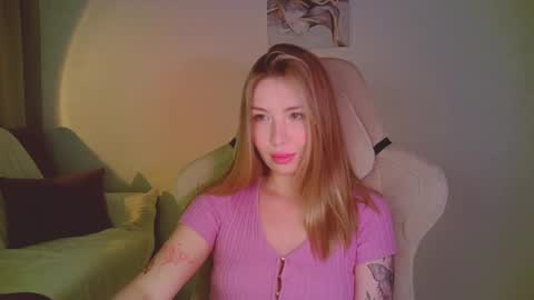 Snapshot of mia_fleur_ chatting on May 17, 9:22 pm Mia online show from May 17, 9:22 pm