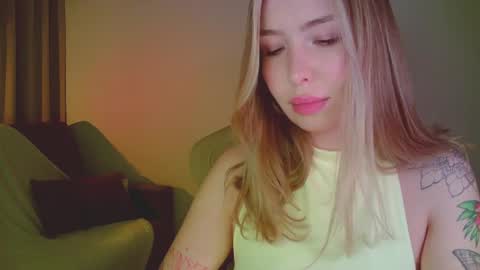 Snapshot of mia_fleur_ chatting on May 19, 10:16 pm Mia online show from May 19, 10:16 pm