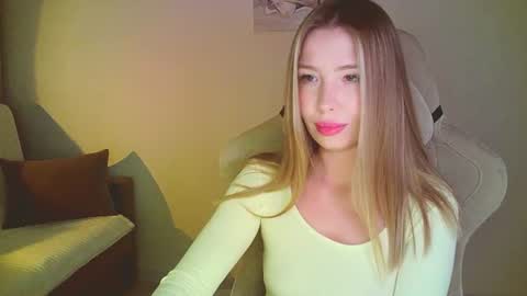 Mia online show from July 20, 10:45 pm