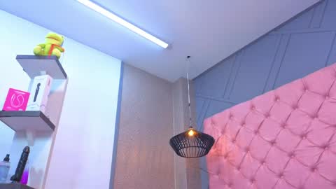 Mia online show from April 7, 1:11 pm