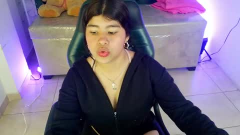 Snapshot of mia_kittie_m chatting on May 20, 7:31 pm mia_kittie_m online show from May 20, 7:31 pm