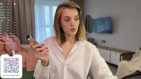 Mia online show from May 4, 8:54 am