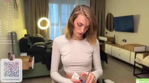 Mia online show from May 28, 1:30 pm