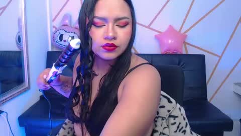 Snapshot of mia_kraviz chatting on May 20, 12:44 pm mia_kraviz online show from May 20, 12:44 pm