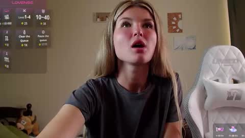 Snapshot of mia_mils chatting on September 12, 2:50 pm online show from September 12, 2:50 pm