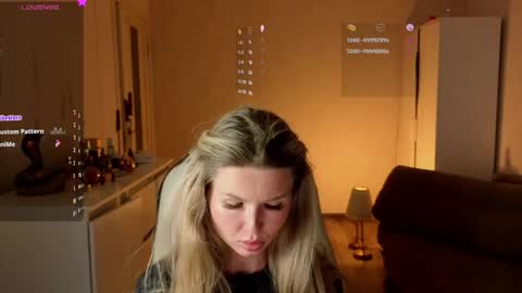 Snapshot of mia_mils chatting on May 28, 6:38 pm online show from May 28, 6:38 pm