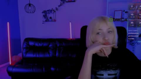 mia_mooon_ online show from April 25, 1:41 pm