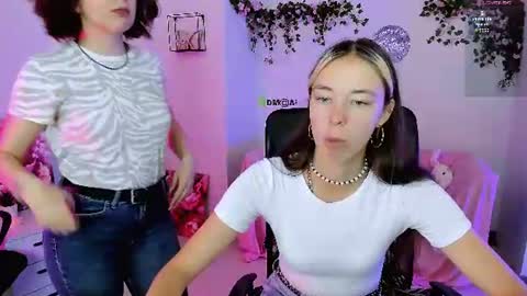 Snapshot of mia_mooon_ chatting on July 6, 8:33 am mia_mooon_ online show from July 6, 8:33 am