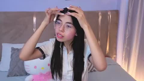 Mia online show from July 9, 11:58 am