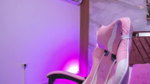 Snapshot of mia_naugthy4 chatting on February 23, 7:33 pm mia_naugthy4 online show from February 23, 7:33 pm