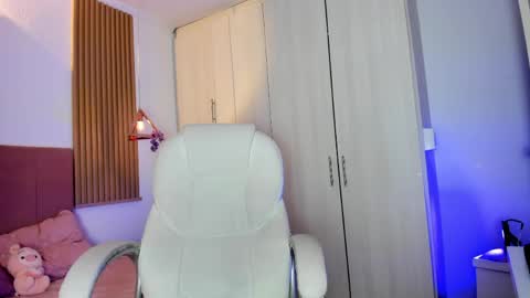 Snapshot of mia_nevaeh chatting on May 19, 3:40 pm Mia Nevaeh - follow me online show from May 19, 3:40 pm