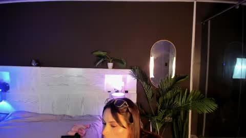 Mia online show from May 20, 3:45 am