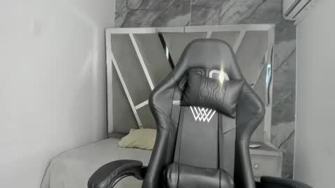 mia_petiteht online show from March 5, 8:38 pm