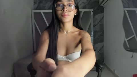 mia_petiteht online show from April 9, 8:36 pm