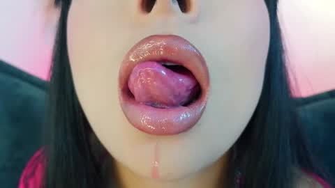 Mia online show from April 6, 11:05 pm