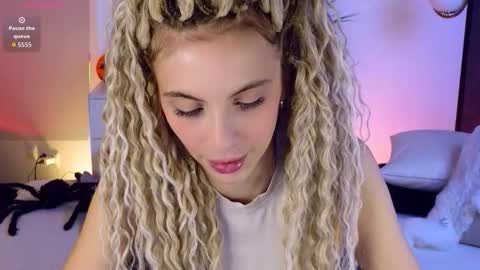 Mia online show from October 31, 6:47 am