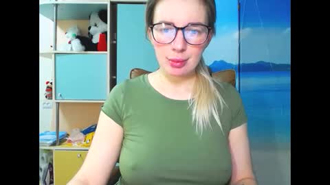 Snapshot of mia_sunnyy chatting on November 28, 11:24 am Mia. online show from November 28, 11:24 am