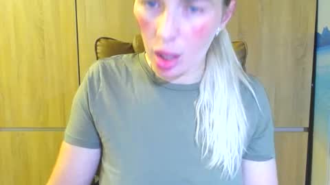 Snapshot of mia_sunnyy chatting on June 11, 7:01 pm Mia. online show from June 11, 7:01 pm