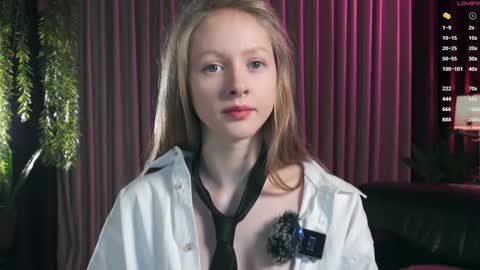 Mia online show from December 2, 5:19 pm