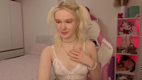 Mia online show from March 1, 3:19 am