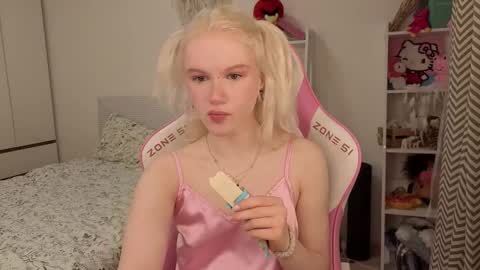 Mia online show from March 15, 3:12 am