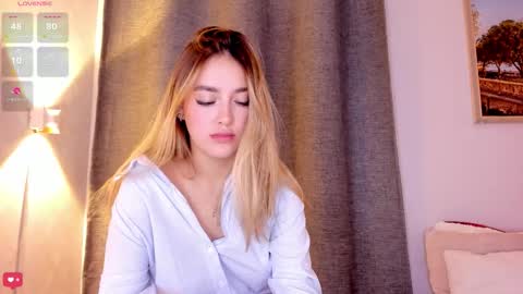 Mia White  online show from October 21, 1:23 pm