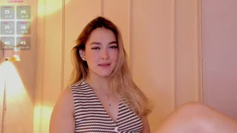 Snapshot of mia_white11 chatting on April 27, 1:42 pm Mia White online show from April 27, 1:42 pm