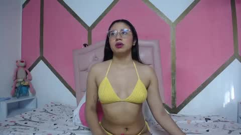 Mia online show from December 17, 12:55 pm