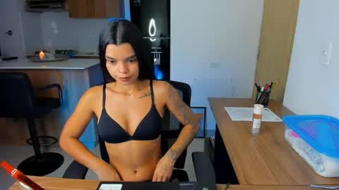 Snapshot of mia_world_ chatting on May 5, 11:57 pm online show from May 5, 11:57 pm