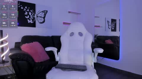 Mia online show from April 14, 9:43 pm