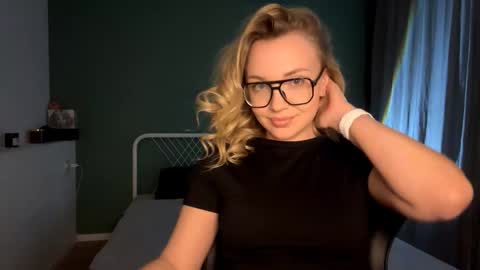 Snapshot of miabby3 chatting on February 20, 6:52 pm Mia online show from February 20, 6:52 pm