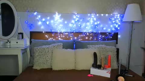 MiaBeeX online show from December 3, 3:10 pm